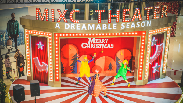 愛樂圣誕季活動策劃的圣誕樹居然懸浮在空中，仿佛誤入天空之城