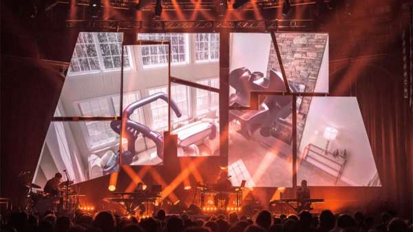 Oneohtrix Point Never音樂會(huì)活動(dòng)策劃的舞美太帶勁，辨識(shí)度強(qiáng)