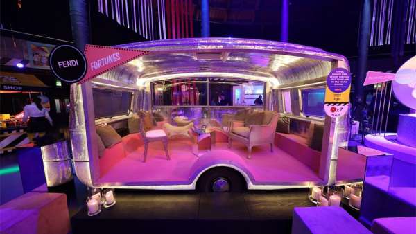 「精彩慈善樂園」派對活動(dòng)策劃了一個(gè)活力的游樂場，還有旋轉(zhuǎn)木馬