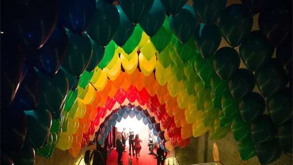 慈善主題派對活動策劃了很多奢侈品牌游樂展位，既好玩又有趣