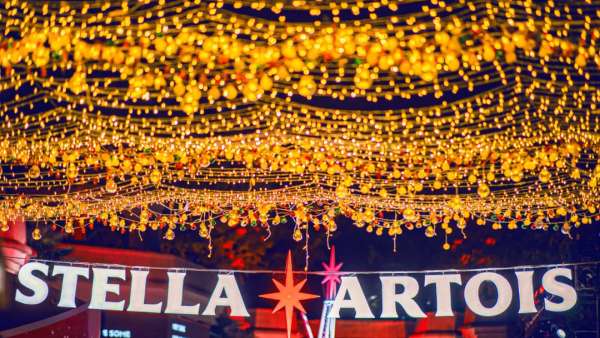 比利時(shí)知名啤酒圣誕活動(dòng)策劃了一個(gè)雪白的童話小鎮(zhèn)，甚是夢(mèng)幻