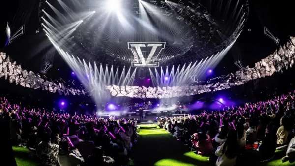 WE·LIVE生日演唱會活動策劃的科幻風舞美，是星海的沖動之門