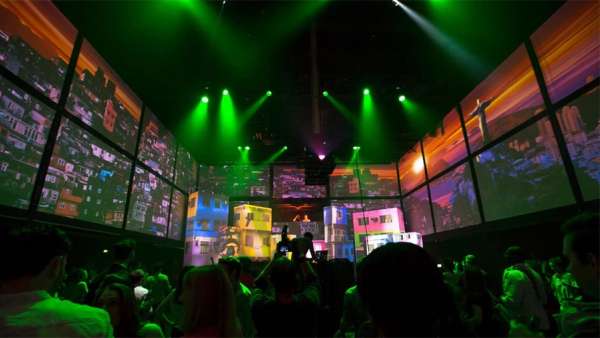 喜力啤酒發(fā)布會活動策劃現(xiàn)場偽裝成機場，投影視頻映射效果很震撼