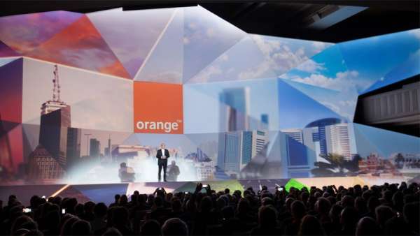 「橙色，你好」年度活動車的立體舞臺背景設(shè)計太生動了