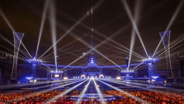 湖南衛(wèi)視今年的跨年演唱會活動(dòng)策劃的「未來城」舞美太震撼了