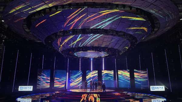 央視這場跨年晚會活動(dòng)策劃直接造了一艘懸浮在空中的飛碟