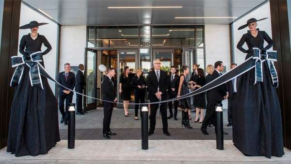 薩克斯第五大道精品百貨店開(kāi)業(yè)慶典活動(dòng)策劃的櫥窗表演很創(chuàng)新