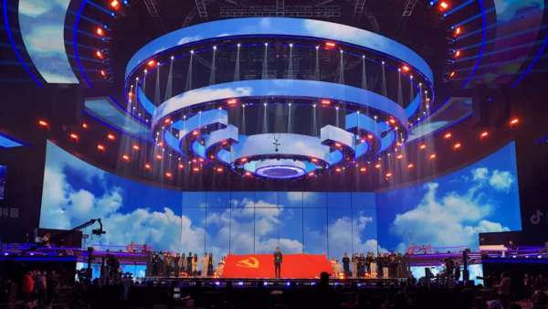 東方衛(wèi)視跨年盛典活動策劃的同心圓舞美看似簡潔，實則大氣磅礴