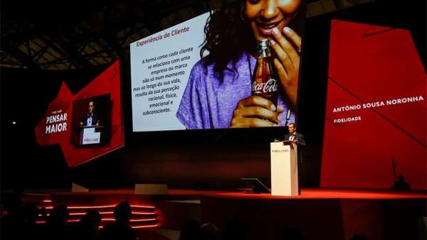 企業(yè)年會活動策劃舞美的背景屏幕競設計成可移動式，有趣