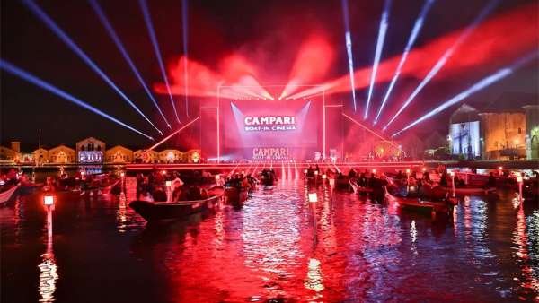 水上電影院活動策劃在整個漂浮的結(jié)構(gòu)上容納了整個舞美設計，酷