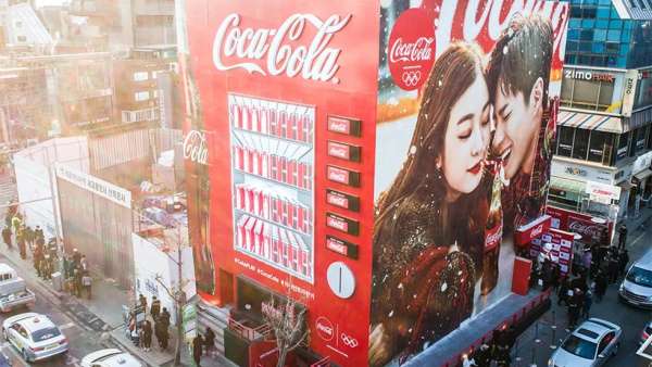 可口可樂紅色巨型販賣機(jī)快閃活動(dòng)策劃大放光彩，體驗(yàn)十足