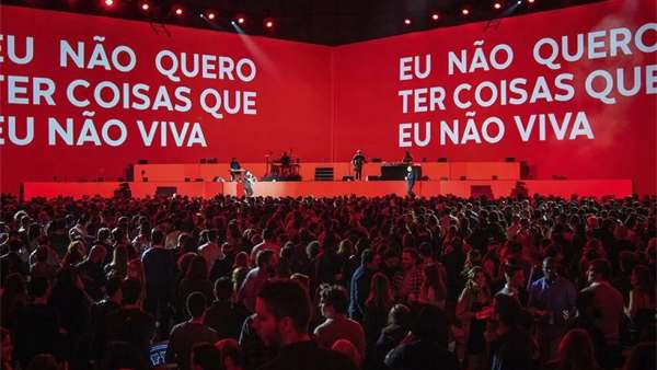 巴黎銀行舉辦的年度員工派對(duì)活動(dòng)策劃在室內(nèi)籃球場(chǎng)驚喜亮相