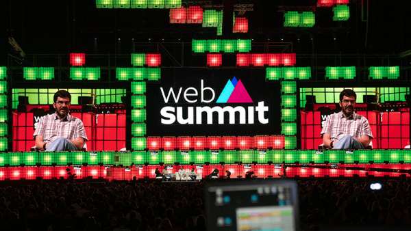 網(wǎng)絡(luò)峰會活動策劃的舞美再次刷新全球最佳會議技術(shù)，水箱運(yùn)用亮點(diǎn)多