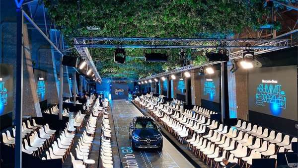 奔馳的員工峰會活動策劃上，貫穿式的舞臺設(shè)計(jì)讓距離更近了