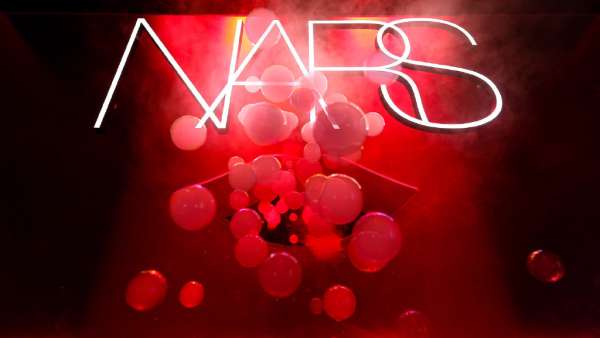 NARS多重感官體驗快閃活動策劃「飛吻空間站」，玩味邂逅全新