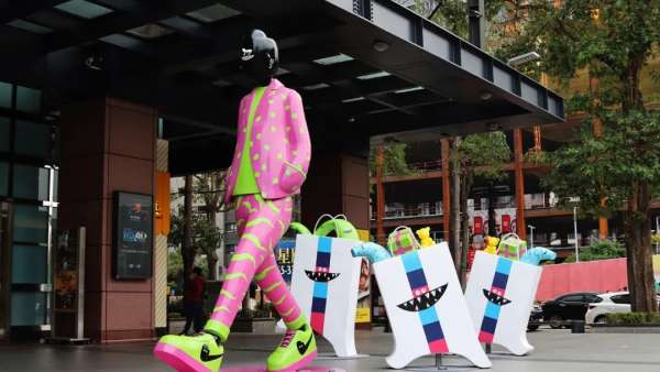 當(dāng)紅潮流藝術(shù)家的「花臂老王」堪稱(chēng)「潮」藝術(shù)展覽活動(dòng)策劃的人設(shè)擔(dān)當(dāng)