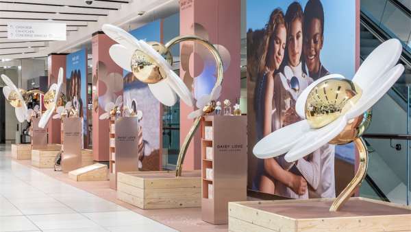 新香水“雛菊之戀”快閃店活動(dòng)策劃了一個(gè)身臨其境的「氣味站」