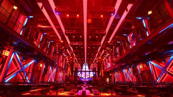 杭州ONE THIRD空間展覽活動策劃是光影何建筑構建成的通透空間