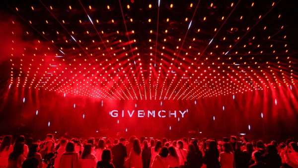 紀(jì)梵?！腹飧惺澜纭拱l(fā)布活動策劃呈現(xiàn)了極具視覺沖擊力的光影派對