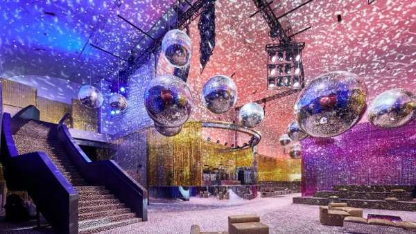 Dior秋季成衣發(fā)布秀活動(dòng)策劃演繹了復(fù)古的浪漫色彩