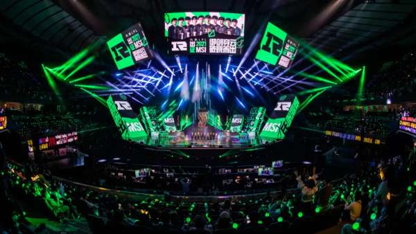 2021LPL春季賽事活動(dòng)策劃呈現(xiàn)了實(shí)體場(chǎng)景環(huán)繞的全視角觀看體驗(yàn)