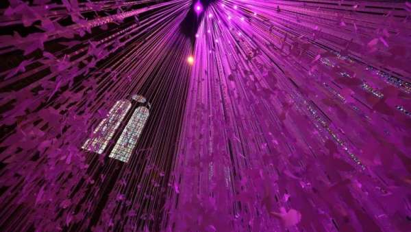 壯觀的藝術(shù)展覽活動策劃裝置「和平鴿」轟動了英國利物浦大教堂