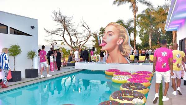 MAC在泳池邊辦了一場(chǎng)發(fā)布會(huì)活動(dòng)策劃，巨大的雙面Caro的頭像很吸睛