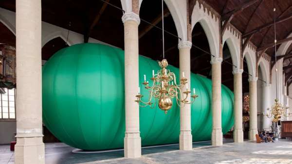 霍夫曼全新「綠繭」充氣藝術(shù)活動策劃的裝置寓意著世界最后會戰(zhàn)勝疫情