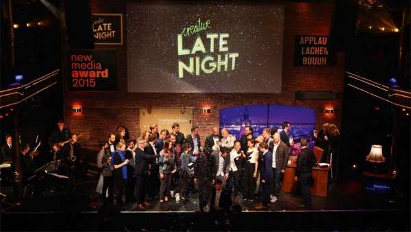 新媒體獎(jiǎng)?lì)C獎(jiǎng)活動(dòng)策劃拋棄傳統(tǒng)模式,在真實(shí)的演播室里辦成了「深夜秀」