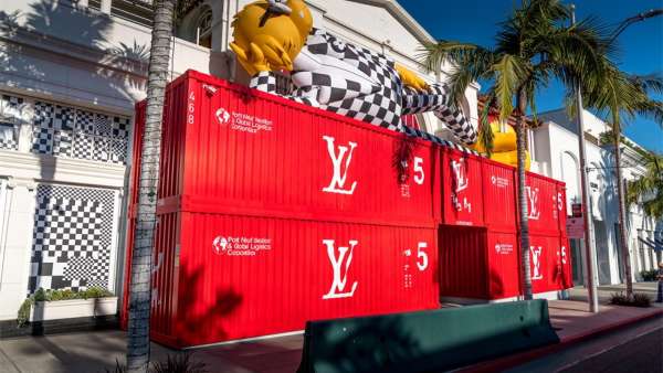 「路易.威登男人的臨時居所」藝術展示活動策劃的鮮紅集裝箱入口亮了