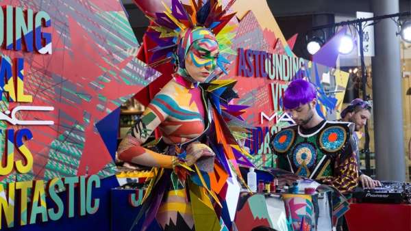 人體彩繪藝術(shù)點(diǎn)亮了MAC這場發(fā)布會活動策劃，明亮大膽的色彩太酷了