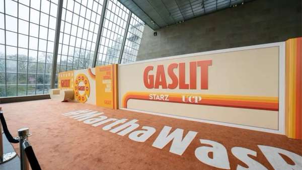 《煤氣燈》首映式活動策劃在藝術(shù)博物館設(shè)置了22米長的紅毯儀式背景