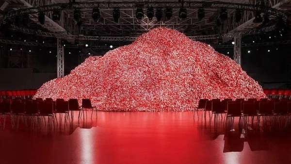 DIESEL2023秋冬大秀活動策劃了一座杜蕾斯山丘，刷屏了社交平臺