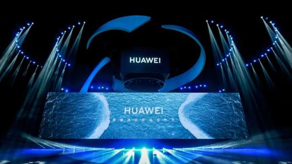 華為春季旗艦新品發(fā)布活動策劃舞美突破直屏的沉穩(wěn)，傳遞更強(qiáng)的藝術(shù)感