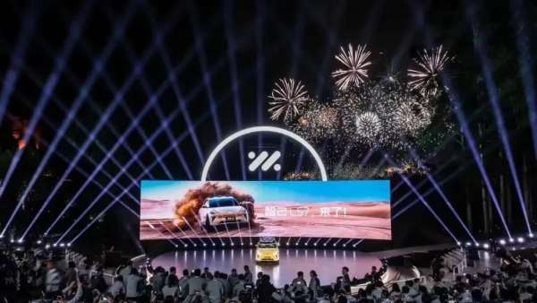 智己LS7上市發(fā)布會活動策劃使用了超大型戶外弧形大屏，視覺體驗杠杠