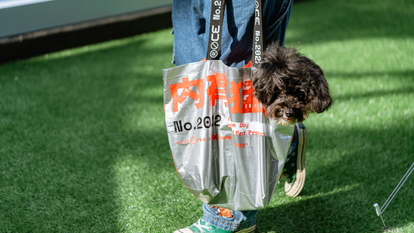 「星球漫游」主題快閃活動策劃設(shè)置了有趣且萌的寵物打卡點(diǎn)及寵物市集