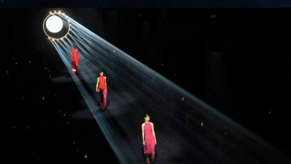 FENDI 2023秋冬女裝秀活動(dòng)策劃的線性T臺(tái)起點(diǎn)如同巨大的玫瑰花窗