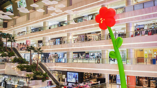 16米小紅花藝術(shù)活動策劃裝置綻放于城市中央，洋溢著溫暖的香