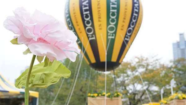 歐舒丹產(chǎn)品體驗活動策劃現(xiàn)場設(shè)置了一個巨大的氣球，甚是吸睛