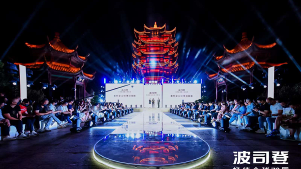 波司登黃鶴樓大秀活動策劃恰如其分地呈現(xiàn)了起文化底蘊