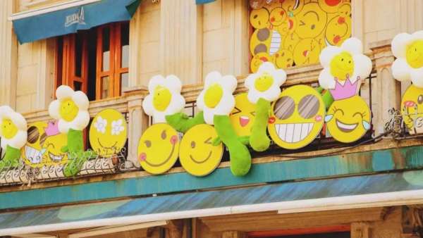 來寧波老外灘看治愈系笑臉展示活動策劃裝置，給身邊人一個微笑