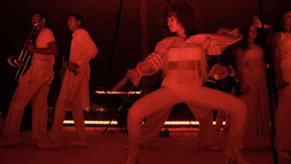 這是一場(chǎng)沙漠里的時(shí)裝秀:迪奧思維好跳躍