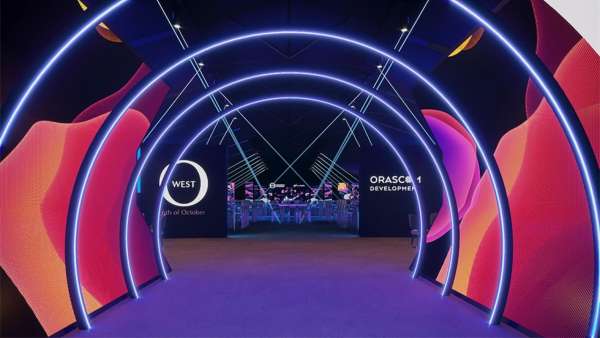 奧拉斯考姆新項(xiàng)目成立中心派對活動(dòng)策劃現(xiàn)場的藍(lán)色色調(diào)挺高端的