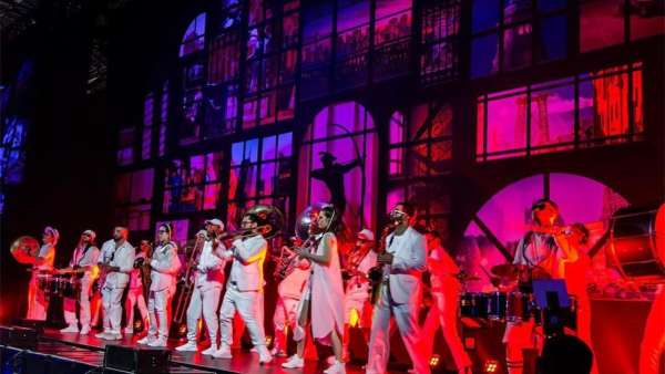 穿過羅賓漢慈善籌款活動策劃的拱門，映入眼簾的盡是5200雙襪子