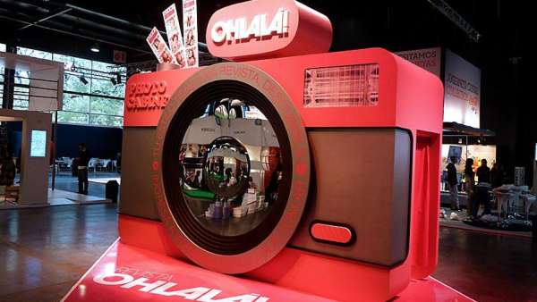 用大型照相機(jī)快閃活動(dòng)策劃引流，這種參與方式更積極和有趣