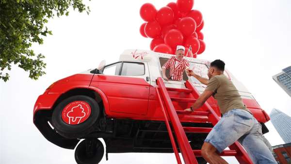 維珍紅獎勵APP發(fā)布活動策劃把一輛冰淇淋車吊在了半空中