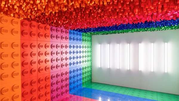 樂高這場創(chuàng)意活動策劃打破傳統(tǒng)活動元素，將積木與夸張的現(xiàn)場花卉結(jié)合