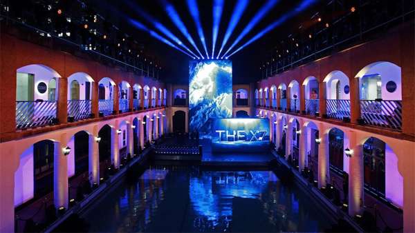 寶馬X7中國首發(fā)派對(duì)活動(dòng)策劃引入了花樣游泳隊(duì)的“水上表演”