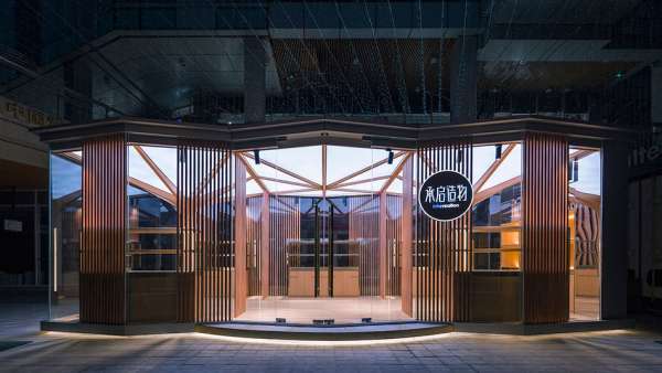 你以為油紙傘只能躲人？那你就錯(cuò)了，這家快閃店就安靜地躲在油紙傘下