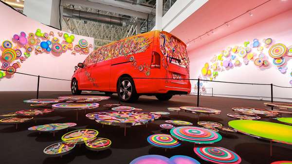 “好奇無界”米奇藝術(shù)展活動(dòng)策劃的紙雕藝術(shù)將V級(jí)MPV與米奇元素相融合了